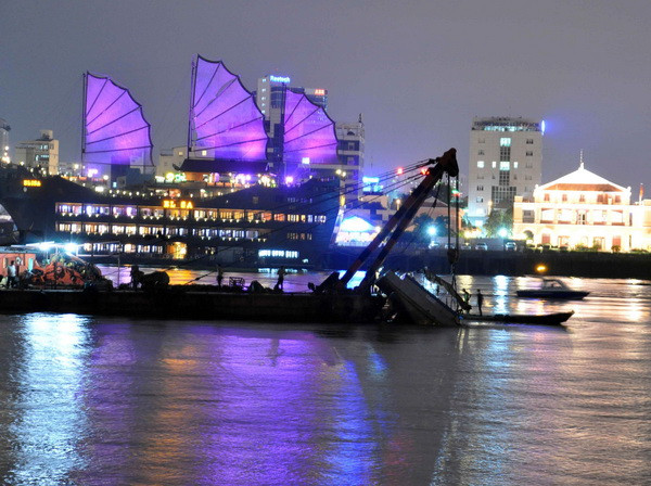 Trục vớt thành công chiếc xà lan bị chìm trên sông Sài Gòn ảnh 1