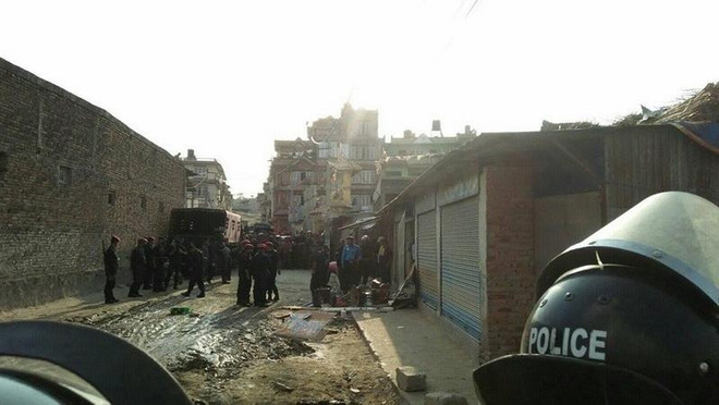 Lực lượng chức năng điều tra tại hiện trường vụ nổ ở thủ đô Kathmandu, Nepal ngày 26/5. (Ảnh: Setopati/TTXVN) Tám người thương vong trong 2 vụ nổ tại thủ đô của Nepal ảnh 1
