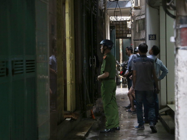 Hà Nội: Cháy nhà nằm sâu trong ngõ nhỏ trên phố Bạch Mai ảnh 1