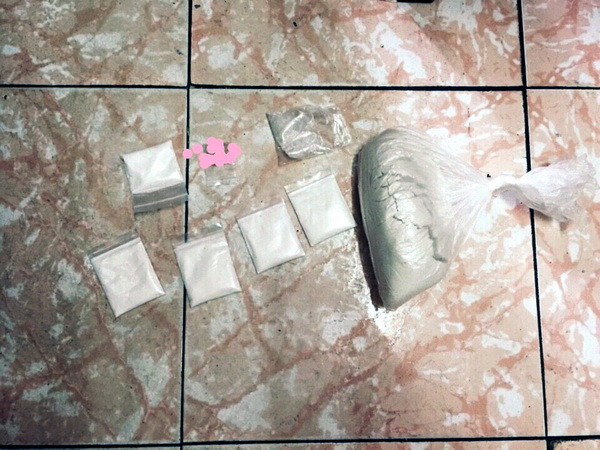 Quảng Ninh: Đột kích nhà nghỉ, bắt 2 đối tượng vận chuyển ma túy ảnh 1