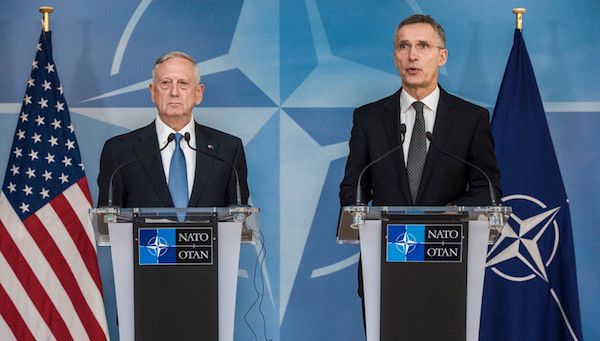 Bộ trưởng Quốc phòng Mỹ James Mattis (trái) và Tổng thư ký NATO Jens Stoltenberg. (Nguồn: nato.int) Mỹ và NATO thảo luận vấn đề chia sẻ gánh nặng quốc phòng ảnh 1