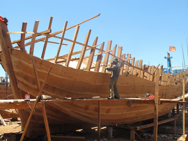 [Photo] Ngư dân Bình Định đóng mới nhiều tàu bám biển dài ngày ảnh 2