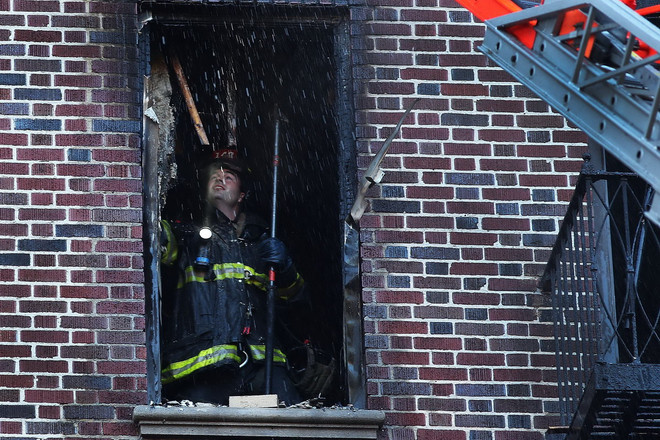 [Photo] Nhiều căn hộ bị thiêu rụi trong vụ cháy chung cư ở Mỹ ảnh 1