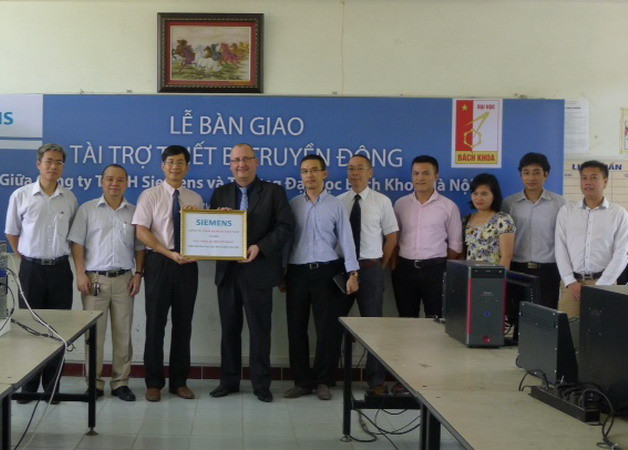 Tại buổi lễ bàn giao gói tài trợ. (Nguồn: Vietnam+) Siemens góp phần phát triển thế hệ kỹ sư tương lai ảnh 1