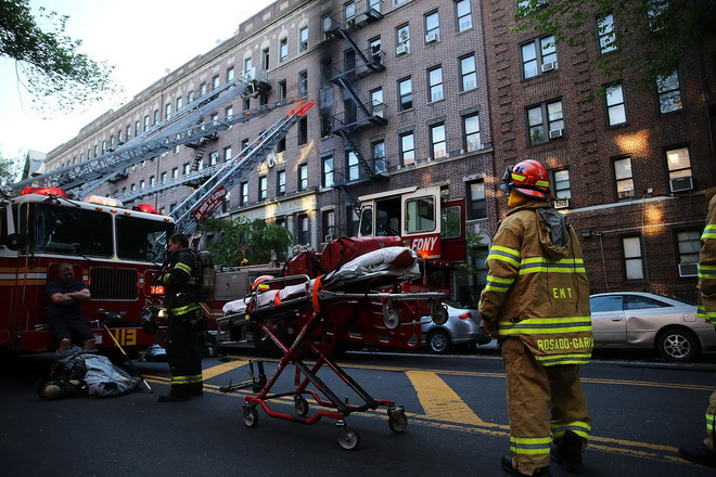 [Photo] Nhiều căn hộ bị thiêu rụi trong vụ cháy chung cư ở Mỹ ảnh 2