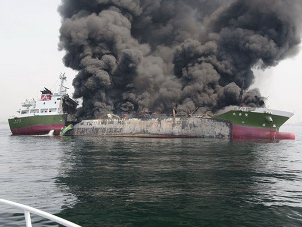Nổ một tàu chở dầu ngoài khơi bờ biển của Nhật Bản ảnh 1
