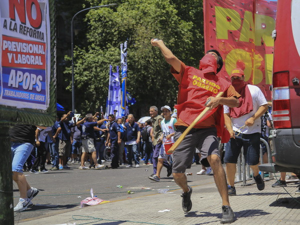 Biểu tình biến thành bạo động phản đối cải cách hưu trí tại Argentina ảnh 1