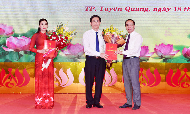 Bí thư Tỉnh ủy Tuyên Quang Chẩu Văn Lâm trao Quyết định về công tác cán bộ cho bà Lê Thị Kim Dung và ông Tạ Đức Tuyên. (Nguồn: baotuyenquang.com.vn) Công bố quyết định phân công 2 Phó Chủ tịch tỉnh Tuyên Quang ảnh 1