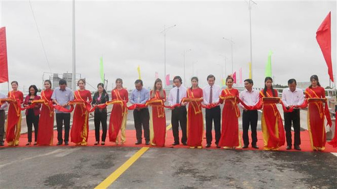 Thông xe cầu nối vùng trọng điểm kinh tế vườn Tiền Giang-Bến Tre ảnh 1