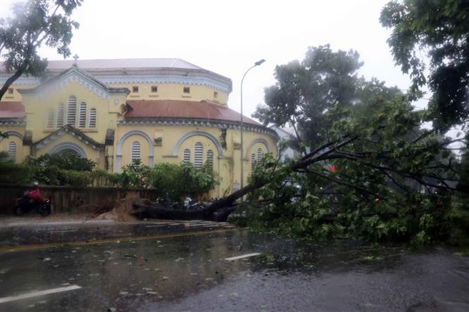 Bão số 5 đổ bộ vào đất liền, một số địa phương đã ghi nhận thiệt hại ảnh 1