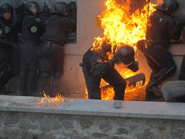 Đụng độ đẫm máu ở Kiev, hơn 100 người thương vong ảnh 2