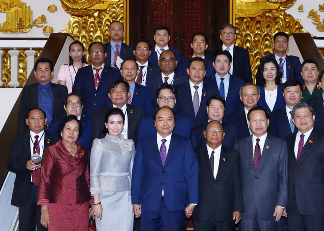 Thủ tướng Nguyễn Xuân Phúc, Chủ tịch Quốc hội Vương quốc Campuchia Samdech Heng Samrin và đoàn đại biểu hai nước. (Ảnh: Thống Nhất/TTXVN) Không ngừng củng cố quan hệ láng giềng tốt đẹp Việt Nam-Campuchia ảnh 3