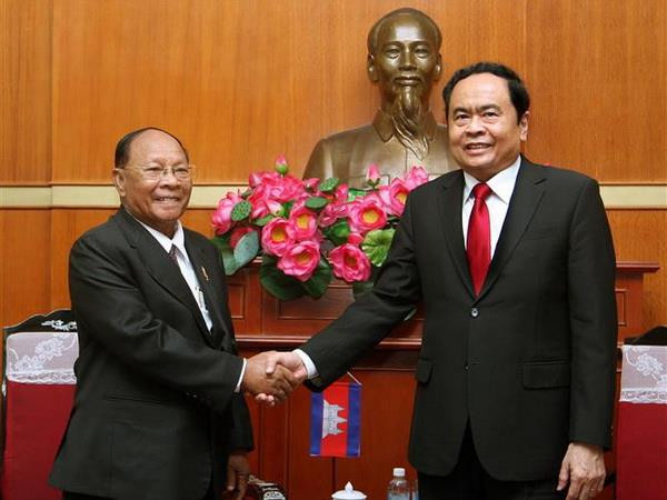 Chủ tịch Ủy ban Trung ương Mặt trận Tổ quốc Việt Nam Trần Thanh Mẫn tiếp Chủ tịch Quốc hội Campuchia Samdech Heng Samrin. (Ảnh: Nguyễn Dân/TTXVN) Củng cố quan hệ hữu nghị, láng giềng tốt đẹp giữa Việt Nam-Campuchia ảnh 1