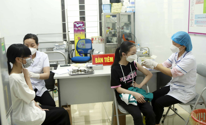 Tiêm vaccine phòng COVID -19 cho trẻ từ 5 đến 11 tuổi tại phường Liên Bảo, thành phố Vĩnh Yên. (Ảnh: Hoàng Hùng/TTXVN) Đẩy nhanh tiến độ tiêm vaccine phòng COVID-19 cho trẻ từ 5 đến 11 tuổi ảnh 1