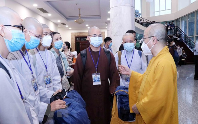 Thượng tọa Thích Nhật Từ, Phó Viện trưởng Thường trực Học viện Phật học Việt Nam tại Thành phố Hồ Chí Minh, Trưởng nhóm điều phối tình nguyện Phật giáo dặn dò các tình nguyện viên Phật giáo trước lúc lên đường tham gia chống dịch tại TP.HCM năm 2021. (Ảnh: Xuân Khu/TTXVN) Lắng lòng thông điệp Phật đản Phật lịch 2566, dương lịch 2022 ảnh 2