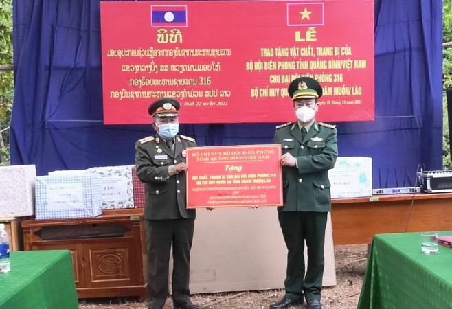 Trao tặng trang bị, vật tư y tế cho lực lượng bảo vệ biên giới ảnh 1
