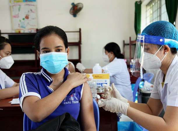 Hơn 97% học sinh THPT ở Kiên Giang đã tiêm vaccine phòng COVID-19 ảnh 1