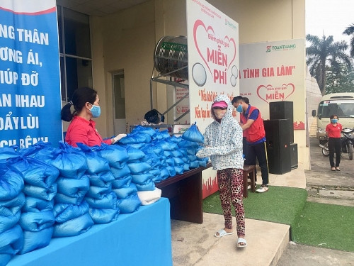 Nhiều hoạt động hỗ trợ người dân khó khăn do thiên tai, dịch bệnh ảnh 1