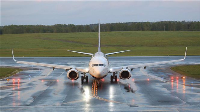 Máy bay của hãng hàng không Ryanair hạ cánh tại sân bay quốc tế Vilnius, Litva, ngày 23/5. (Ảnh: AFP/TTXVN) Nga lấy làm tiếc về việc EU đóng cửa không phận với máy bay Belarus ảnh 1