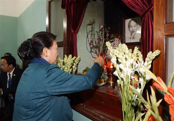 Chủ tịch Quốc hội dâng hương tưởng niệm Chủ tịch Hồ Chí Minh ảnh 1