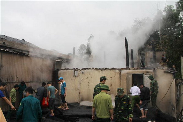 Hà Giang: Hỏa hoạn giữa trưa thiêu rụi hoàn toàn ba ngôi nhà ảnh 1