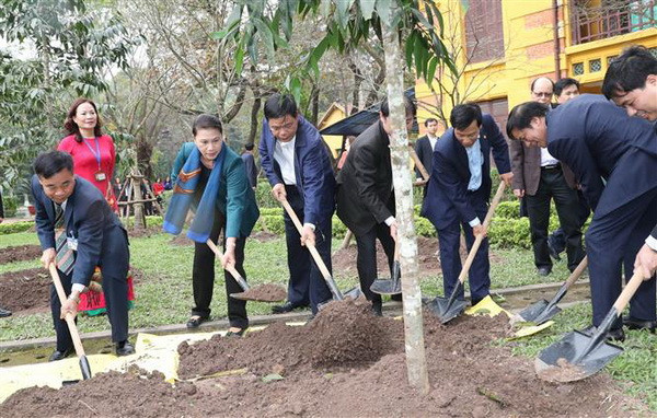 Chủ tịch Quốc hội dâng hương tưởng niệm Chủ tịch Hồ Chí Minh ảnh 2