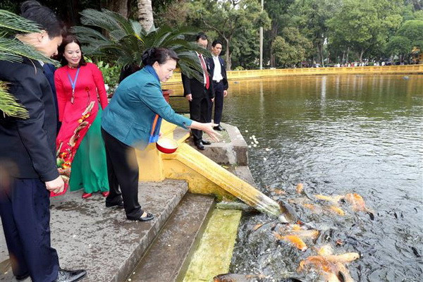 Chủ tịch Quốc hội dâng hương tưởng niệm Chủ tịch Hồ Chí Minh ảnh 3