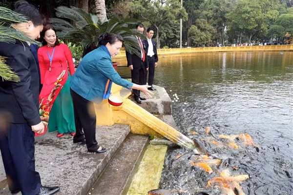 Chủ tịch Quốc hội dâng hương tưởng niệm Chủ tịch Hồ Chí Minh ảnh 3