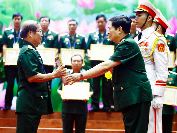 Quân đội biểu dương người có công và thân nhân liệt sỹ tiêu biểu ảnh 1
