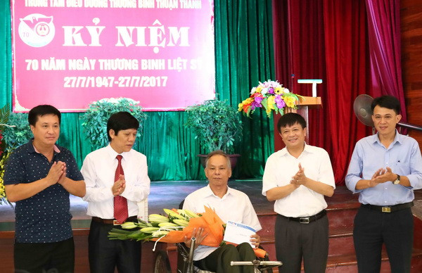 Lãnh đạo TTXVN thăm và tặng quà các thương bệnh binh tại Thuận Thành ảnh 1