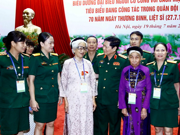 Quân đội biểu dương người có công và thân nhân liệt sỹ tiêu biểu ảnh 2