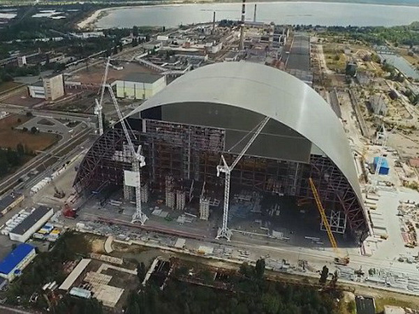 (Nguồn: dailymail) Chụp khối thép khổng lồ lên lò phản ứng 4 của Nhà máy Chernobyl ảnh 1