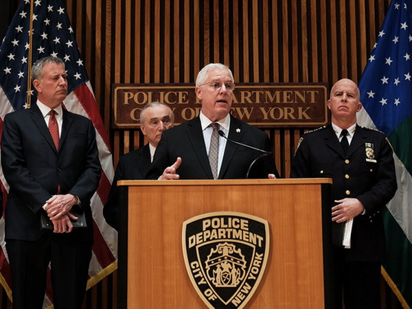 Phó cảnh sát trưởng thành phố New York của Mỹ John Miller. (Ảnh: AFP/TTXVN) Mỹ tăng cường an ninh tại New York trong ngày Lễ Tạ ơn ảnh 1