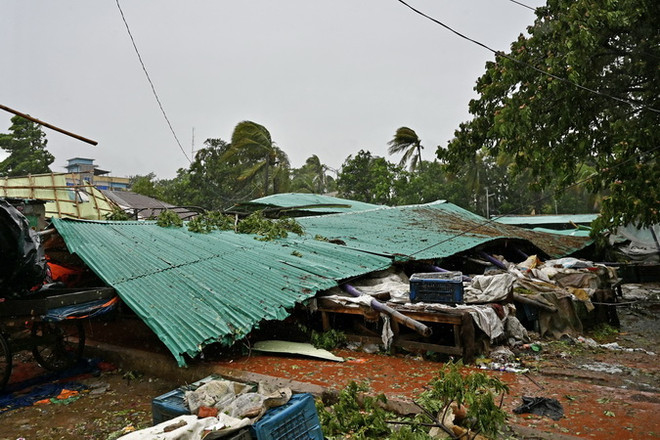 Một khu chợ bị phá hủy do bão Mocha tại Teknaf, Bangladesh, ngày 14/5 vừa qua. (Ảnh: AFP/TTXVN) Bangladesh, Myanmar tiếp tục chịu ảnh hưởng của bão Mocha ảnh 1