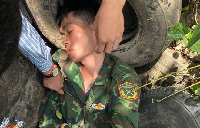 Đối tượng Lường Văn Quân, hộ khẩu thường trú ở xã Bum Tở, huyện Mường Tè, bị lực lượng chức năng bắt giữ. (Ảnh: TTXVN phát) Lai Châu: Bắt nghi phạm dùng dao đâm chết vợ do ghen tuông ảnh 1