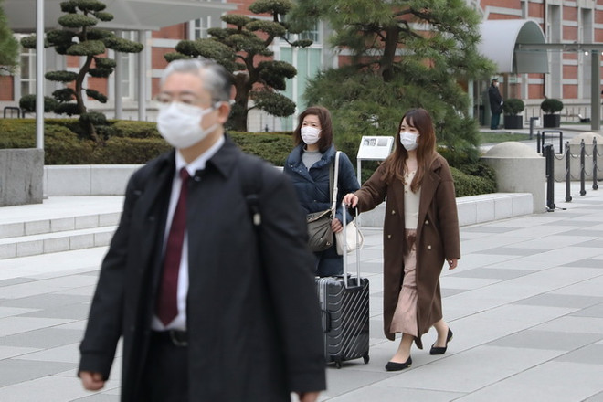 Người dân đeo khẩu trang phòng tránh lây nhiễm virus SARS-CoV-2 tại Tokyo, Nhật Bản, ngày 25/2. (Ảnh: THX/TTXVN) Nhật Bản ghi nhận ca tử vong thứ 3 vì nhiễm virus SARS-CoV-2 ảnh 1