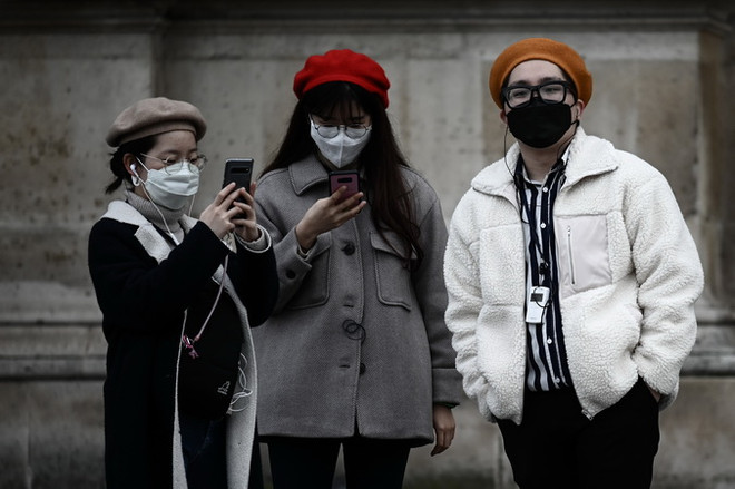 Du khách đeo khẩu trang đề phòng lây nhiễm COVID-19 tại thủ đô Paris của Pháp. (Ảnh: AFP/TTXVN) Pháp xác nhận công dân nước này tử vong chưa từng đến vùng dịch ảnh 1