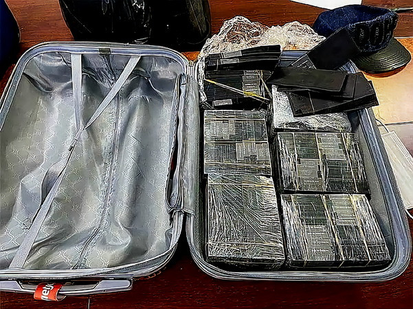 TP.HCM: Điều tra nghi án vận chuyển 1 triệu đôla bị nhuộm đen ảnh 1