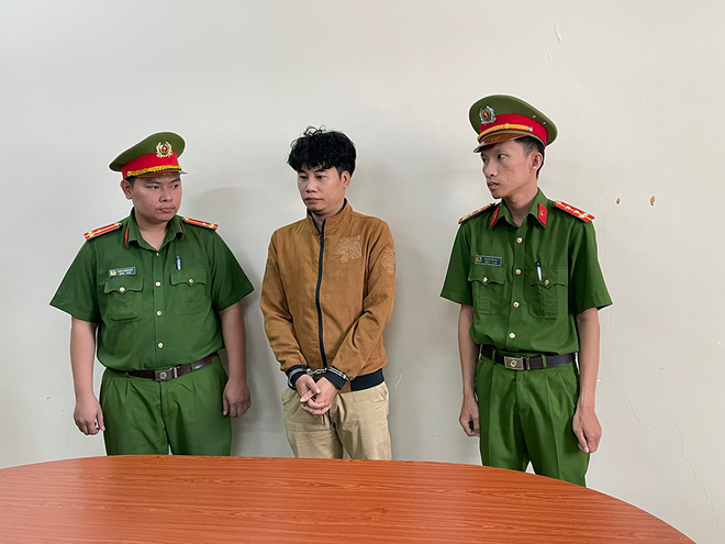 Phá đường dây buôn lậu trên 22.000 điện thoại, laptop từ nước ngoài ảnh 2