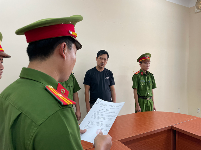 Phá đường dây buôn lậu trên 22.000 điện thoại, laptop từ nước ngoài ảnh 1