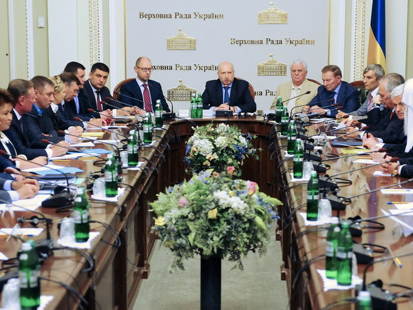 Tổng thống lâm thời Ukraine Oleksandr Turchynov (giữa) chủ trì Hội nghị bàn tròn thống nhất dân tộc, diễn ra ở Quốc hội Ukraine ngày 14/5 vừa qua. (Ảnh: AFP/TTXVN) "Hội nghị bàn tròn thống nhất dân tộc" lần thứ ba tại Ukraine ảnh 1