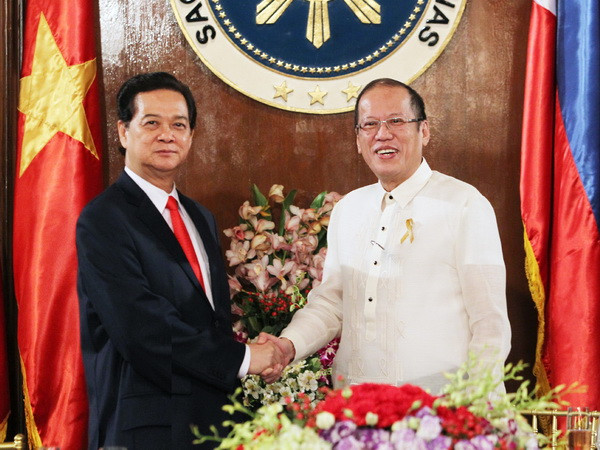 Thủ tướng Nguyễn Tấn Dũng và Tổng thống Philippines Benigno S. Aquino III sau khi kết thúc hội đàm. (Ảnh: Đức Tám/TTXVN) Phát biểu của Thủ tướng tại họp báo với Tổng thống Philippines ảnh 1