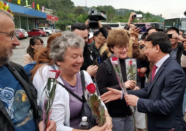 Quảng Ninh đón những vị khách quốc tế xông đất đầu năm mới ảnh 1