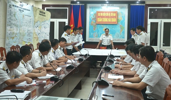 Chuẩn đô đốc Trần Thanh Nghiêm, Tư lệnh Quân chủng Hải quân, trực tiếp chỉ huy tại Sở chỉ huy tìm kiếm cứu hộ, cứu nạn. (Nguồn: qdnd.vn) Quân chủng Hải quân lập Sở Chỉ huy tiền phương cứu hộ ngư dân ảnh 1