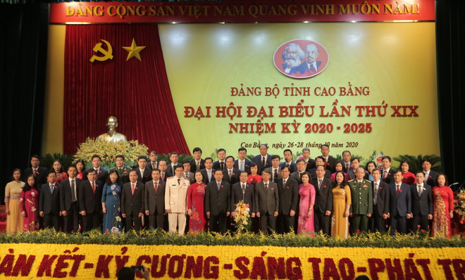 Ban Chấp hành Đảng bộ tỉnh Cao Bằng khóa XIX, nhiệm kỳ 2020-2025. (Ảnh: Chu Hiệu/TTXVN) Bế mạc Đại hội Đảng bộ tỉnh Cao Bằng lần thứ XIX, nhiệm kỳ 2020-2025 ảnh 1