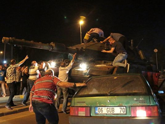 Xe tăng phe đảo chính ở Thổ Nhĩ Kỳ đâm vào người biểu tình ảnh 1