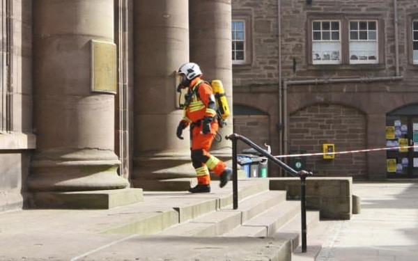 Nhiều gói đồ khả nghi được gửi đến văn phòng chính trị gia Scotland ảnh 1