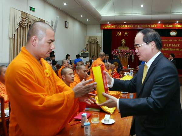 Chủ tịch Ủy ban Trung ương Mặt trận Tổ quốc Nguyễn Thiện Nhân tặng quà cho các đại biểu. (Ảnh: Nguyễn Dân/TTXVN) Chủ tịch MTTQ tiếp đoàn đại biểu phật giáo và kiều bào Thái Lan ảnh 1