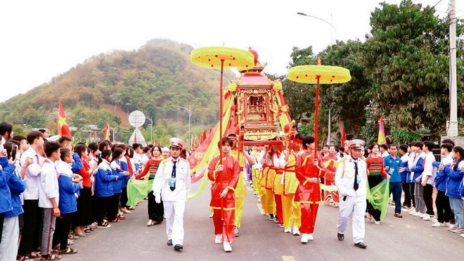 Phần lễ trong Lễ hội Mường Ca Da diễn ra với điểm nhấn là lễ rước kiệu từ chùa Ông đến đền thờ Thượng tướng lĩnh thống quân Khằm Ban. (Ảnh: Hoa Mai/TTXVN) Lễ đón nhận Di sản Văn hóa Phi vật thể Quốc gia-Lễ hội Mường Ca Da ảnh 3