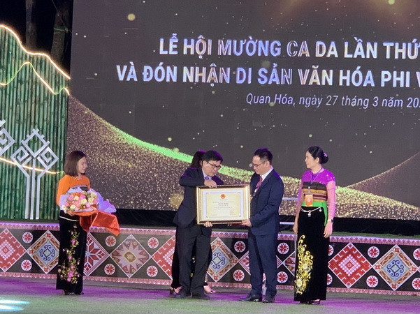 Đại diện Bộ Văn hóa, Thể thao và Du lịch trao Bằng công nhận Lễ hội Mường Ca Da là Di sản Văn hóa Phi vật thể Quốc gia cho lãnh đạo và nhân dân huyện Quan Hóa. (Ảnh: Hoa Mai/TTXVN) Lễ đón nhận Di sản Văn hóa Phi vật thể Quốc gia-Lễ hội Mường Ca Da ảnh 1